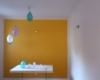 Jolie ballon pour une fin d'anniversaire dans la sobriété d'une pièce avec mur jaune